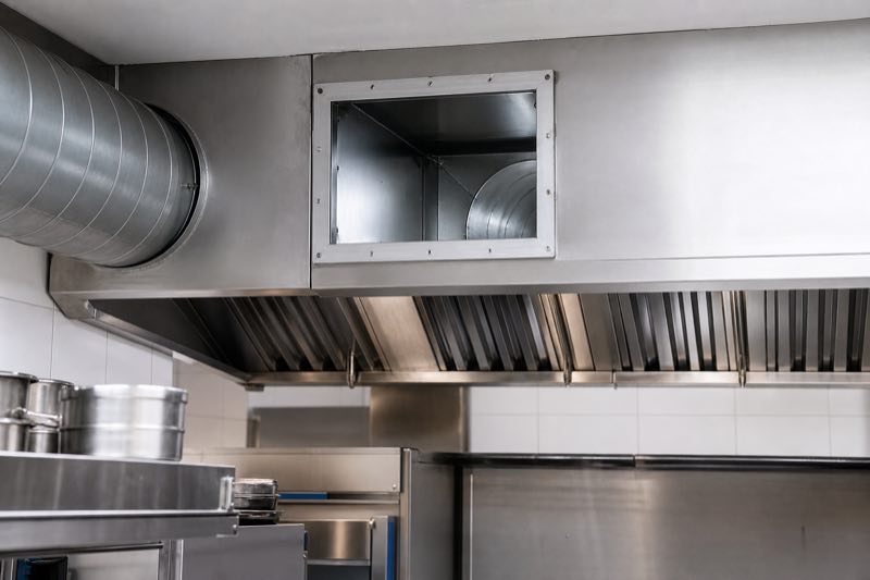 Conduta de extracção e hotte de restaurante em inox, com acesso de inspecção aberto